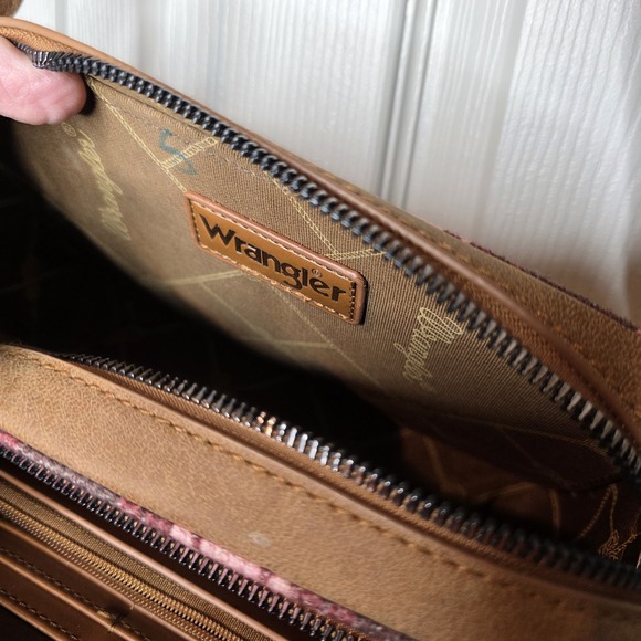 NWOT Wrangler Southwestern Pink Navajo Print Crossbody Purse Wallet Compartmen - Picture 8 of 9